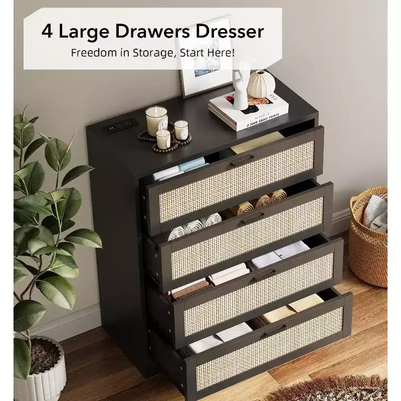 Commode 4 tiroirs façon rotin (MDF+PB), blanche avec prise, recharge pratique, rangement de petits objets pour chambre à coucher