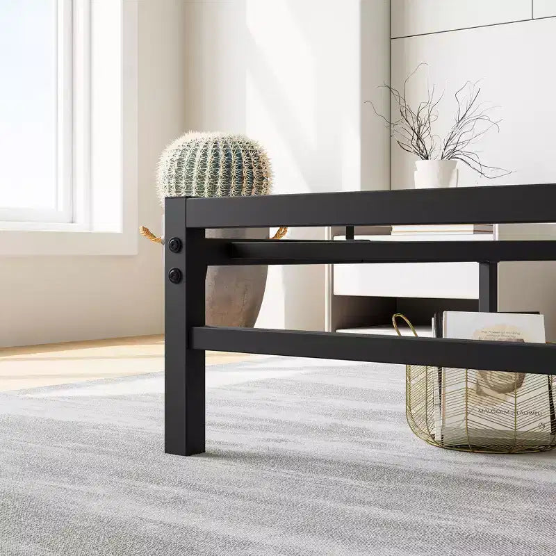 Cadre de lit plateforme en métal moderne avec tête de lit en bois et rangement sous le lit