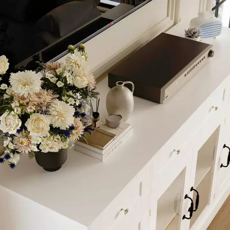 Meuble TV élégant en verre blanc avec étagères intérieures de porte, console multimédia pour salon, meuble TV 3 tiroirs, meuble de rangement de divertissement